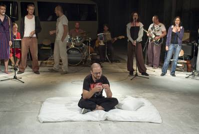 Jelenet középen Máthé Zsolt - © theater.hu - Ilovszky  Béla